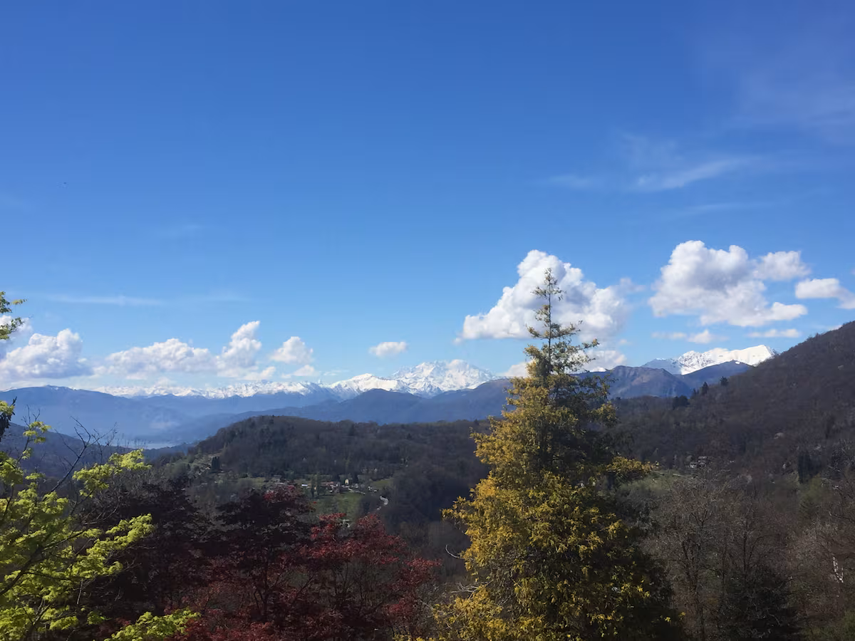 Vue depuis la villa sur les montagnes enneigées et les collines du Tessin