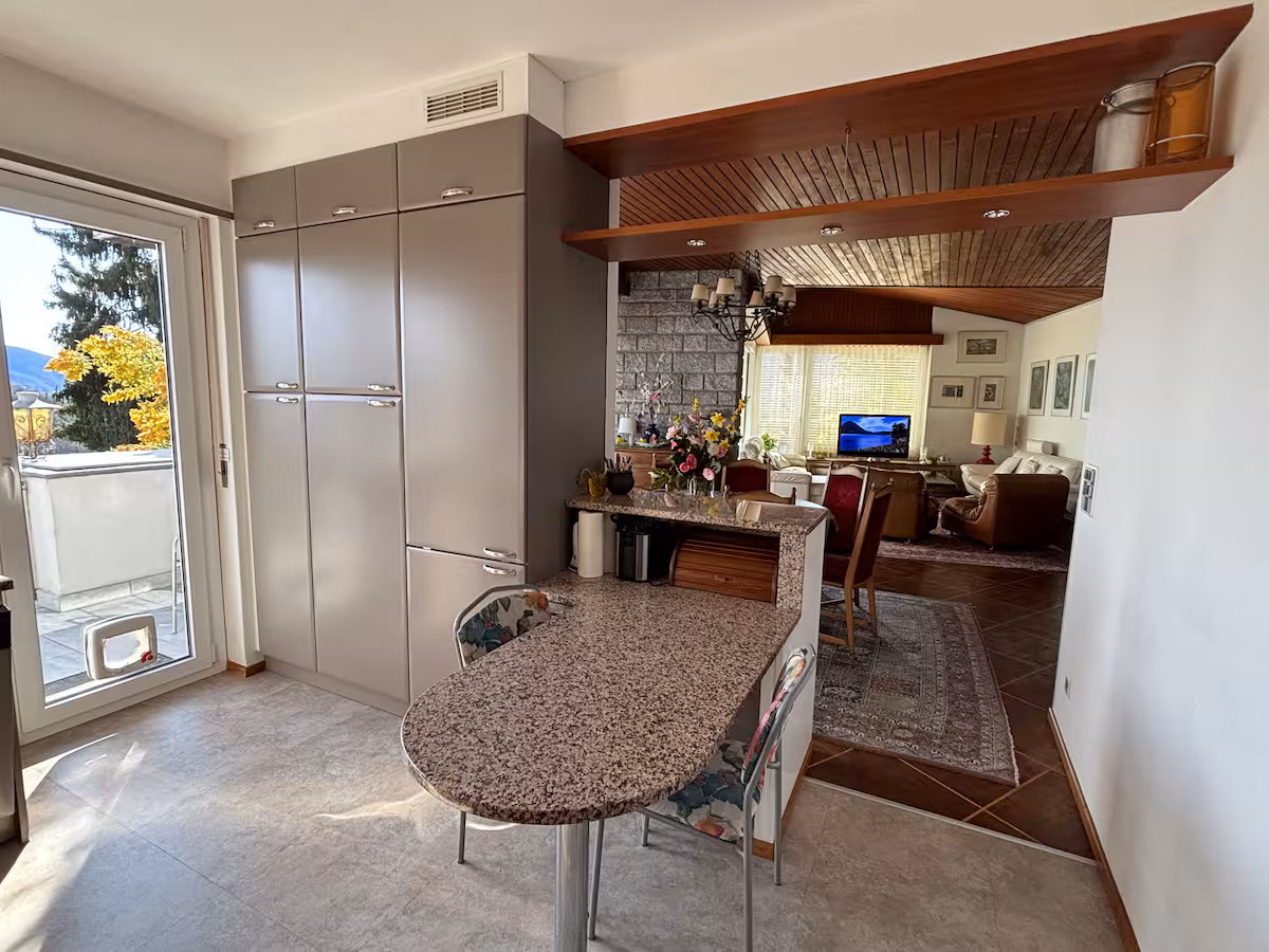 Cuisine équipée de la villa avec électroménager encastré et plan de travail en granit