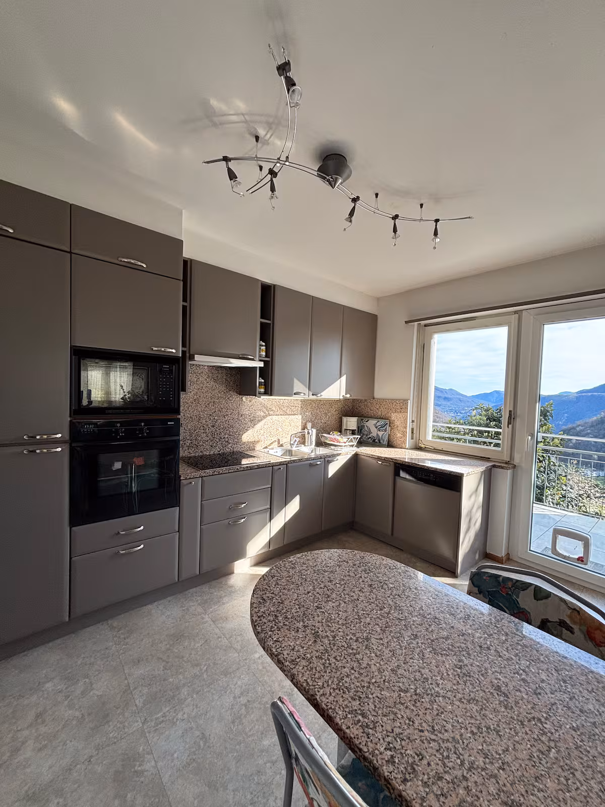 Cuisine moderne avec vue sur les montagnes par la fenêtre
