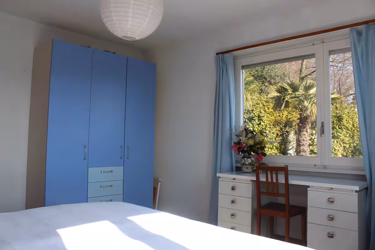 Chambre avec grand placard bleu et bureau
