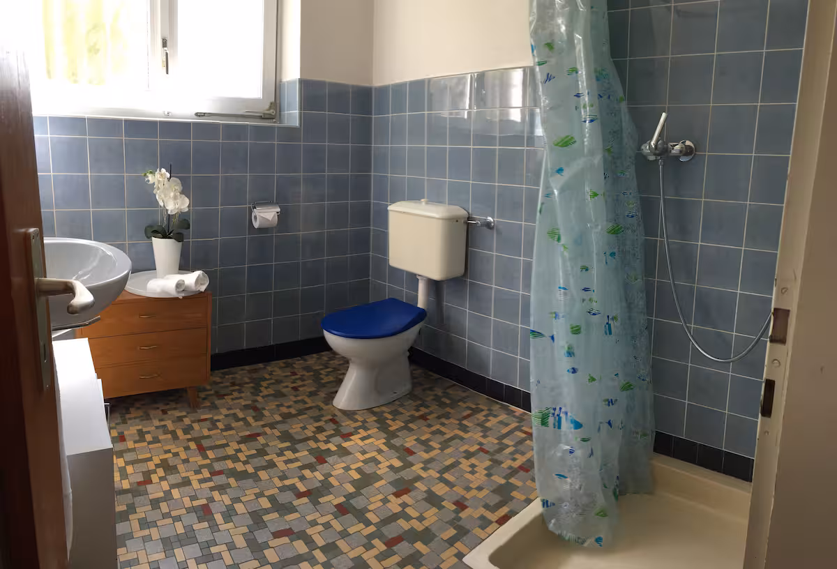 Salle de bain avec lavabo, WC et meuble miroir