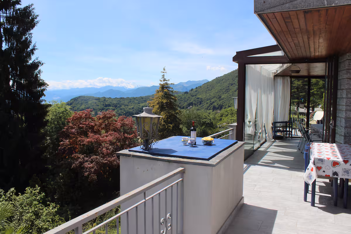 Vue depuis la terrasse de la villa sur les montagnes