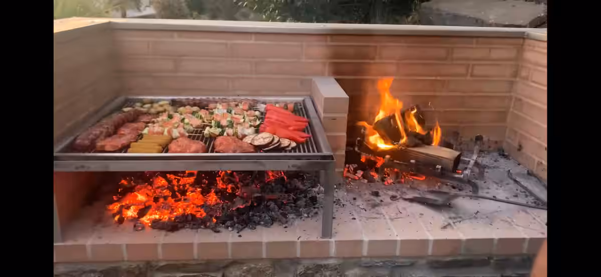 Coin barbecue de la villa : brochettes et grillades sur le feu, style argentin