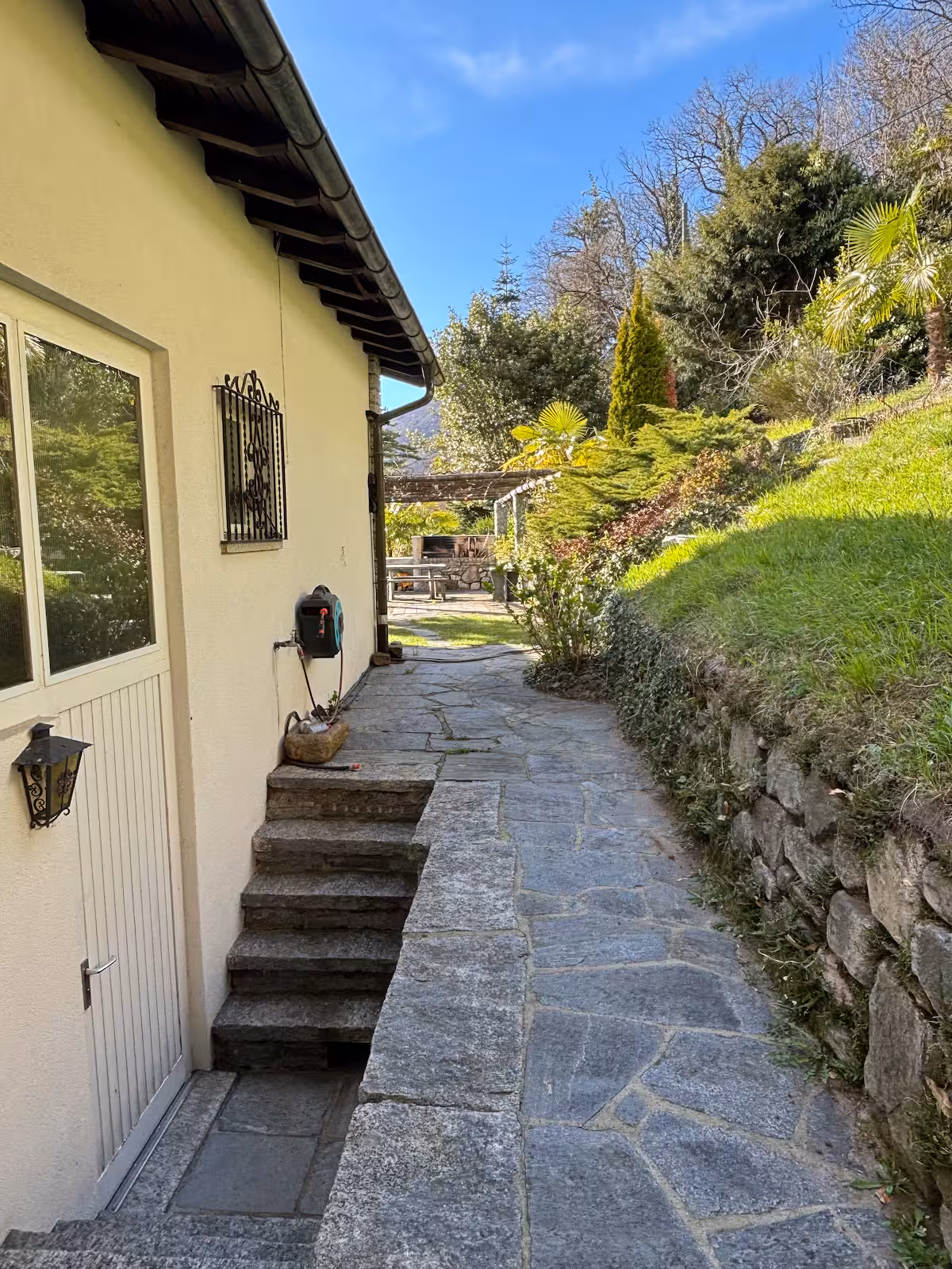 Entrée de la villa, chemin en dalles de pierre et pelouse