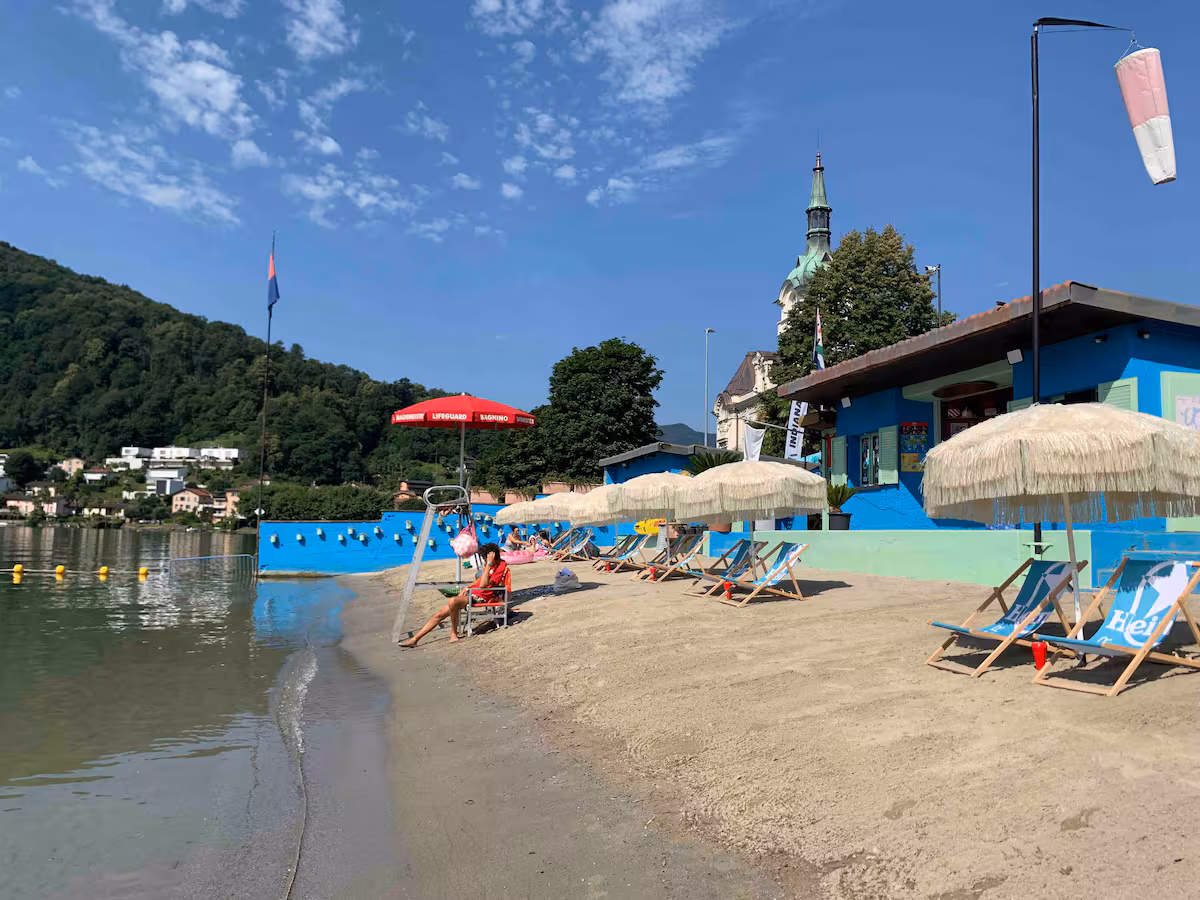 Plage et transats au bord du lac de Lugano